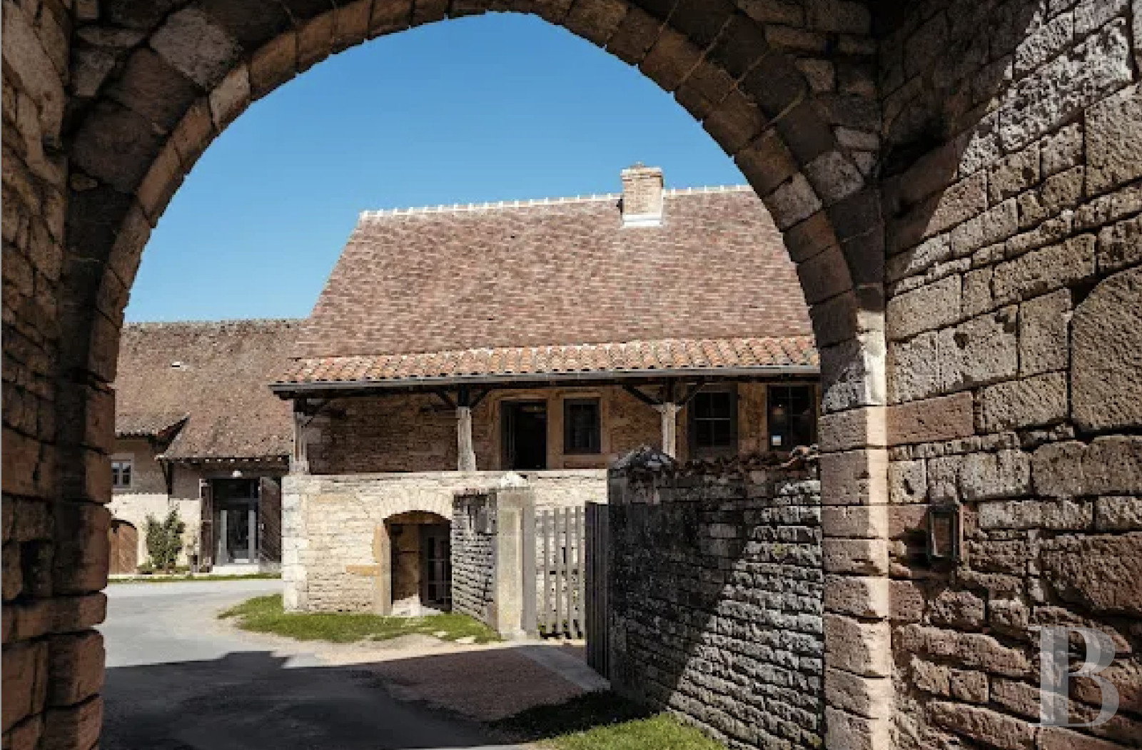 En Saône-et-Loire, dans le village de Lancharre, deux maisons du 17e siècle dans un domaine dédié à la villégiature - photo  n°4